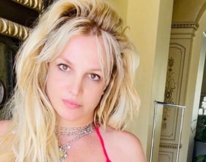 Britney Spears mostra-se a montar a cavalo em topless e choca fãs