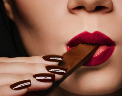 Fique a par do perigo de utilizar chocolate na intimidade