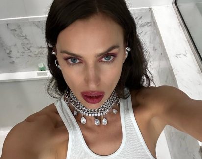 Irina Shayk arrasada após posar com vestido que mostra demais: “Nível rebaixado”